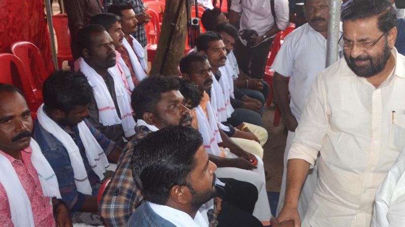 Minister Kadakampalli Surendran greets fishermen of Poovar and Vizhinjam who participated in the rescue operations in flooded Alappuzha during a honoring programme in Thiruvananthapuram on Monday.(Photo: DC) Minister Kadakampalli Surendran greets fishermen of Poovar and Vizhinjam who participated in the rescue operations in flooded Alappuzha during a honoring programme in Thiruvananthapuram on Monday.(Photo: DC)