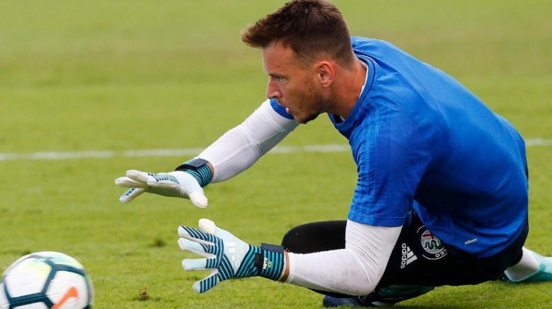 The 29-year-old Neto helped Valencia qualify for the Champions League with a fourth-place finish for the past two seasons. (Photo: Neto Murara/Twitter) The 29-year-old Neto helped Valencia qualify for the Champions League with a fourth-place finish for the past two seasons. (Photo: Neto Murara/Twitter)