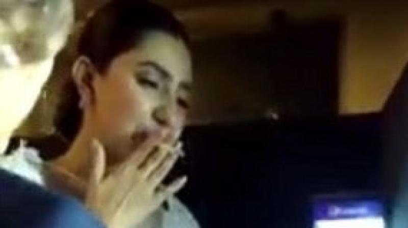 800px x 448px - Video: Mahira Khan caught smoking again, fans support her this time