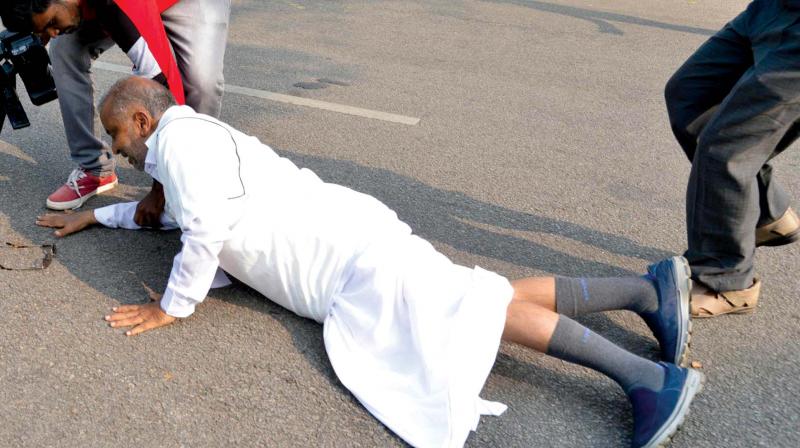 District in-charge minister G.T. Devegowda trips and falls in Mysuru on Sunday. (Photo:KPN) District in-charge minister G.T. Devegowda trips and falls in Mysuru on Sunday. (Photo:KPN)