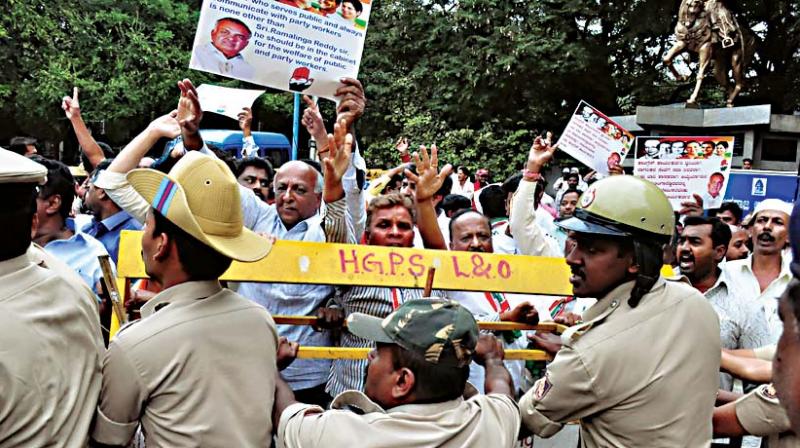Supporters of Congress MLA and former minister Ramalinga Reddy protest demanding a ministerial berth for him, at Basaveshwara Circle in Bengaluru on Saturday. Though North Karnataka was pacified, CM H.D. Kumaraswamy crucially left out stalwarts from th city (Photo: KPN) Supporters of Congress MLA and former minister Ramalinga Reddy protest demanding a ministerial berth for him, at Basaveshwara Circle in Bengaluru on Saturday. Though North Karnataka was pacified, CM H.D. Kumaraswamy crucially left out stalwarts from th city (Photo: KPN)