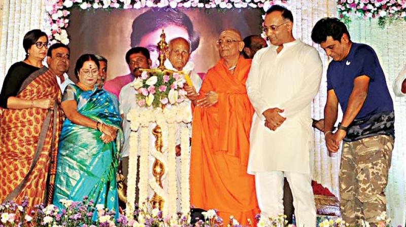 KPCC chief Dinesh Gundurao, former MP G. Madegowda, and Sumalatha, wife of former minister Ambareesh pay tribute to Ambareesh in Mandya on Saturday (Photo: KPN) KPCC chief Dinesh Gundurao, former MP G. Madegowda, and Sumalatha, wife of former minister Ambareesh pay tribute to Ambareesh in Mandya on Saturday (Photo: KPN)
