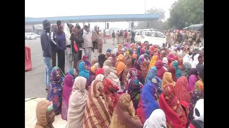 Farmers protesting neat toll booth at DND flyway on Saturday. (Photo: ANI) Farmers protesting neat toll booth at DND flyway on Saturday. (Photo: ANI)
