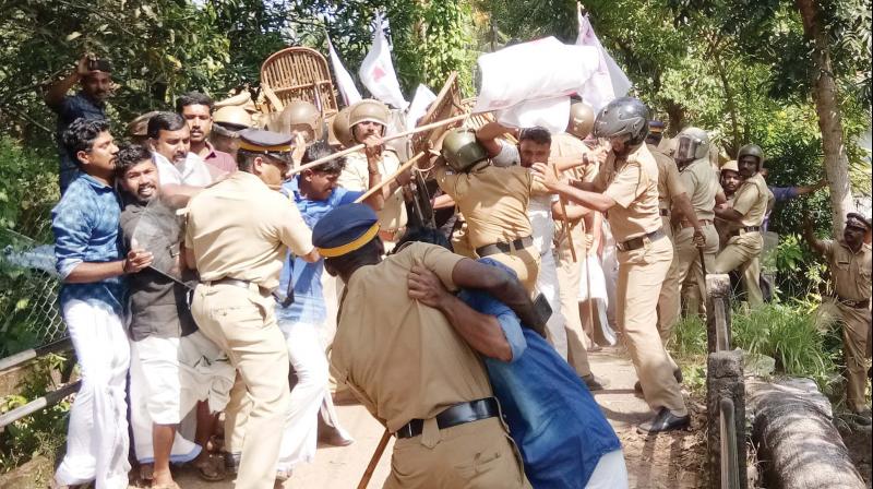 Police blocks DYFI activists from entering Niraamaya resort (Photo: RAJEEV PRASAD) Police blocks DYFI activists from entering Niraamaya resort (Photo: RAJEEV PRASAD)