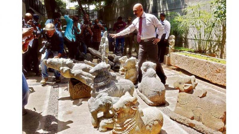 IG Pon Manickavel inspects idol seized from business man house on Thursday. Image; DC IG Pon Manickavel inspects idol seized from business man house on Thursday. Image; DC
