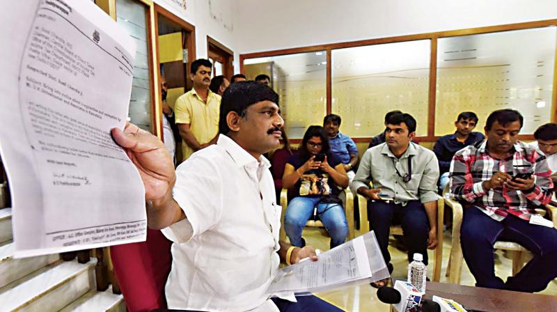 Congress MP and Water Resources Minister D.K. Shivakumar’s brother D.K. Suresh addresses the media in Bengaluru on Saturday (Photo: DC) Congress MP and Water Resources Minister D.K. Shivakumar’s brother D.K. Suresh addresses the media in Bengaluru on Saturday (Photo: DC)