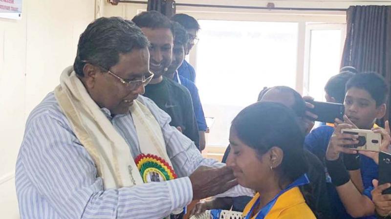 Senior Congress leader Siddaramaiah with students of Vasavi Vidya Niketana in Bengaluru on Sunday (Photo: KPN) Senior Congress leader Siddaramaiah with students of Vasavi Vidya Niketana in Bengaluru on Sunday (Photo: KPN)