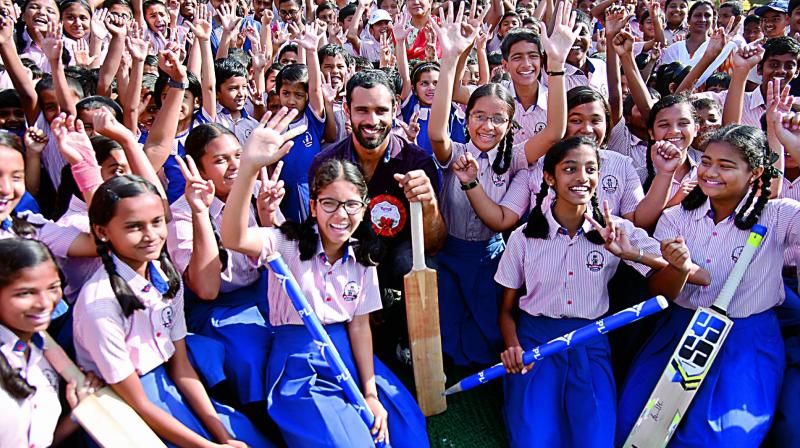 Vihari poses with students on the cricket pitch at St Andrews High School.(Photo:S. Surender Reddy) Vihari poses with students on the cricket pitch at St Andrews High School.(Photo:S. Surender Reddy)