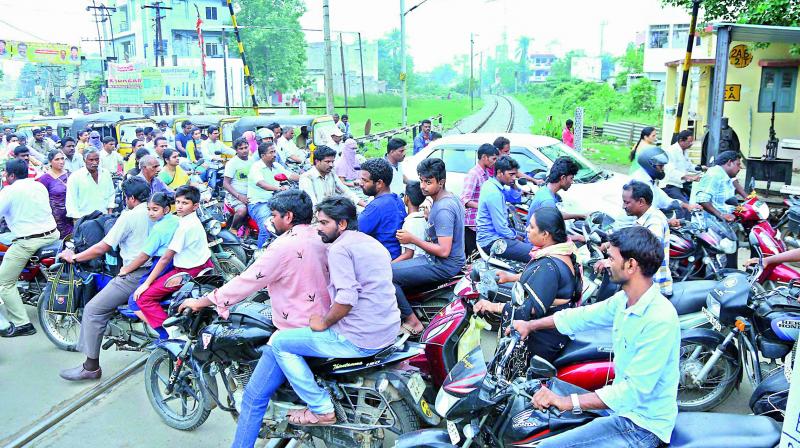 Motorists are frequently stranded in traffic snarls at the level crossing in Nehru Nagar, near Manipuram flyover, in Guntur. (Photo: DC) Motorists are frequently stranded in traffic snarls at the level crossing in Nehru Nagar, near Manipuram flyover, in Guntur. (Photo: DC)