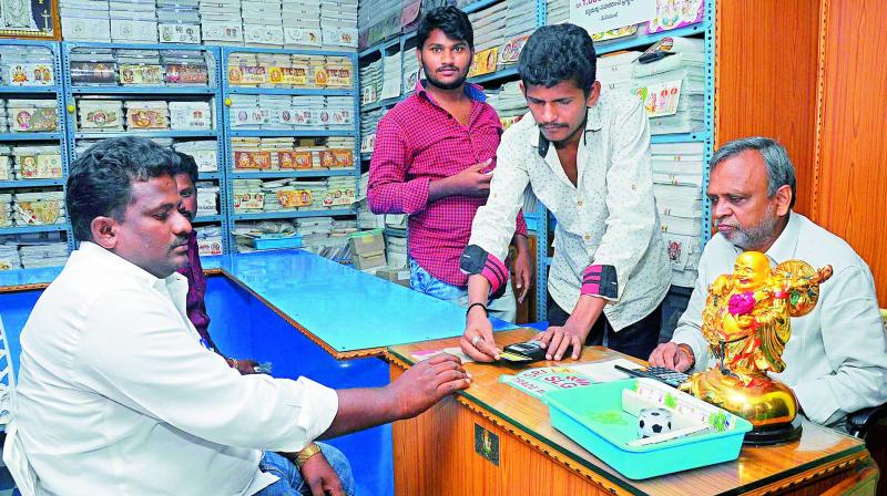The small and medium scale traders are using e-Pos machines at Guntur due to demonetisation on Friday. (Photo: DC) The small and medium scale traders are using e-Pos machines at Guntur due to demonetisation on Friday. (Photo: DC)