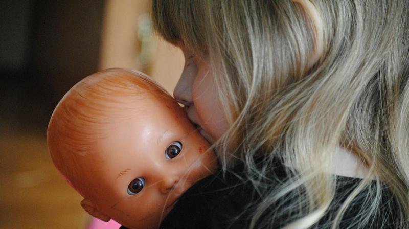 Children who cradled it on the left, giving them the optimal position for facial processing, performed better than the right-holding children on a series of mental and social tasks the researchers gave them. (Photo: Pixabay) Children who cradled it on the left, giving them the optimal position for facial processing, performed better than the right-holding children on a series of mental and social tasks the researchers gave them. (Photo: Pixabay)