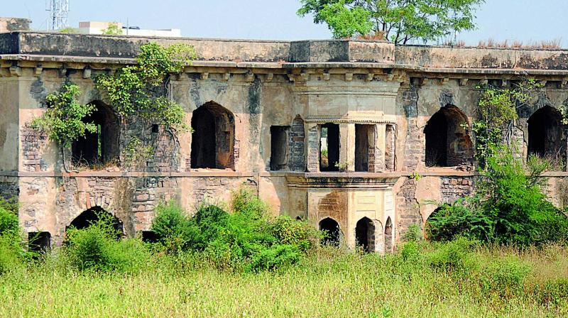 The Mian Mishq Mahal at Attapur lies in severe neglect as the surrounding vegetation takes over its walls. The Mian Mishq Mahal at Attapur lies in severe neglect as the surrounding vegetation takes over its walls.