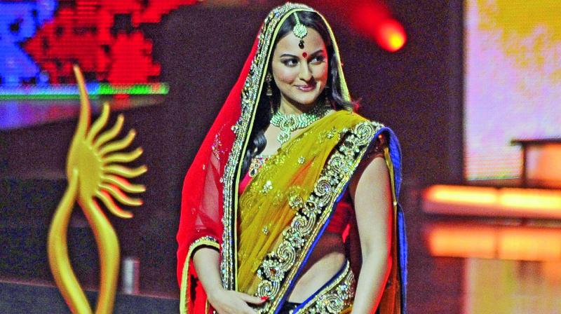Gold may take the crown when it comes to jewellery in India, but bridal designers have decided to give it a break by switching to alternatives like, for instance, flowers. Gold may take the crown when it comes to jewellery in India, but bridal designers have decided to give it a break by switching to alternatives like, for instance, flowers.