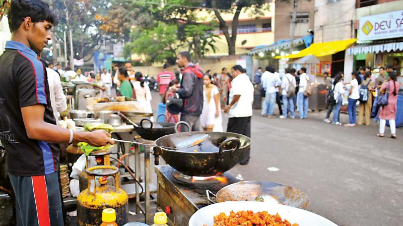 Vendors selling food on a prominent street in Bengaluru (Photo:DC) Vendors selling food on a prominent street in Bengaluru (Photo:DC)