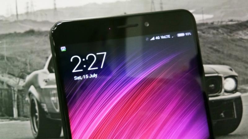 Xiaomi has worked on the ergonomics of the Mi Max 2 to make it a handier smartphone than the previous generation model. Xiaomi has worked on the ergonomics of the Mi Max 2 to make it a handier smartphone than the previous generation model.