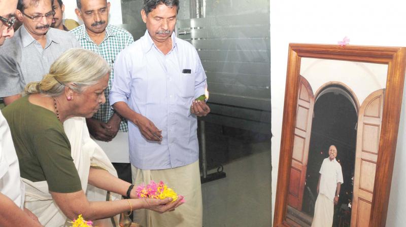 Poet Sugathakumari offers flowers before the picture of ONV Kurup during the first death anniversary of the poet, at Tagore Theatre in Thiruvananthapuram on Monday. (Photo: DC) Poet Sugathakumari offers flowers before the picture of ONV Kurup during the first death anniversary of the poet, at Tagore Theatre in Thiruvananthapuram on Monday. (Photo: DC)