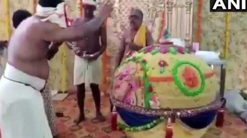 Ganesh Chaturthi 2018: Special 580 kg laddu transported to Hyderabad for the occasion. (Photo: Twitter/ANI) Ganesh Chaturthi 2018: Special 580 kg laddu transported to Hyderabad for the occasion. (Photo: Twitter/ANI)