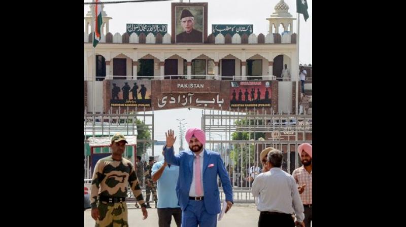 'Hindustan jeevay, Pakistan jeevay,' Navjot Singh Sidu chanted while reading a verse which he reportedly wrote much before stepping on Pakistan soil. (Photo: PTI) 'Hindustan jeevay, Pakistan jeevay,' Navjot Singh Sidu chanted while reading a verse which he reportedly wrote much before stepping on Pakistan soil. (Photo: PTI)