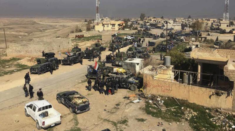 Iraqi Federal police forces advance towards the western side of Mosul. (Photo: AP) Iraqi Federal police forces advance towards the western side of Mosul. (Photo: AP)