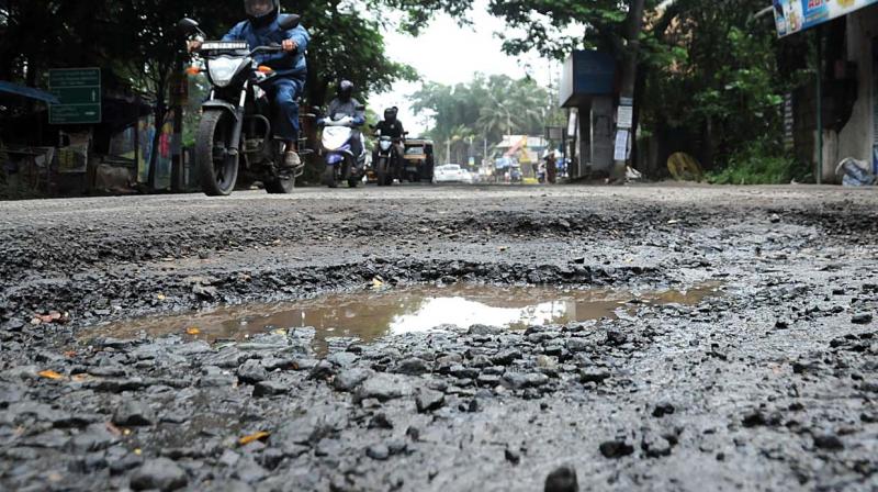 The huge crater formed at the Tripunithura-Pettah Road following heavy rain. (Photo: DC) The huge crater formed at the Tripunithura-Pettah Road following heavy rain. (Photo: DC)