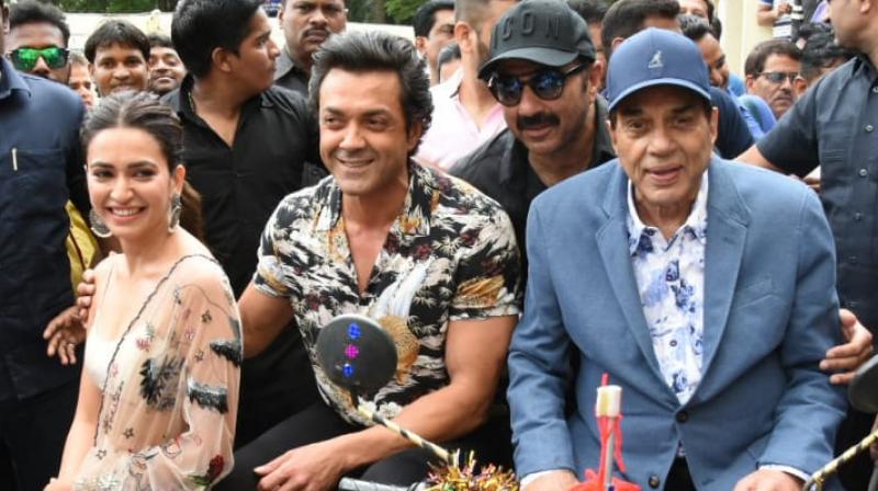 Team 'Yamla Pagla Deewana Phir Se' at the trailer launch. Team 'Yamla Pagla Deewana Phir Se' at the trailer launch.