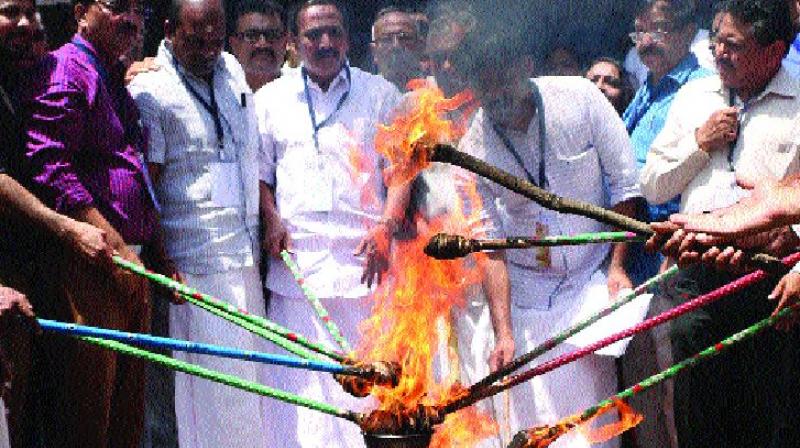 The Malabar Development Forum organised a symbolic protest by lighting torch near Mananchira against the step-motherly attitude of the state government towards the Karipur airport. (Photo: Venugopal) The Malabar Development Forum organised a symbolic protest by lighting torch near Mananchira against the step-motherly attitude of the state government towards the Karipur airport. (Photo: Venugopal)