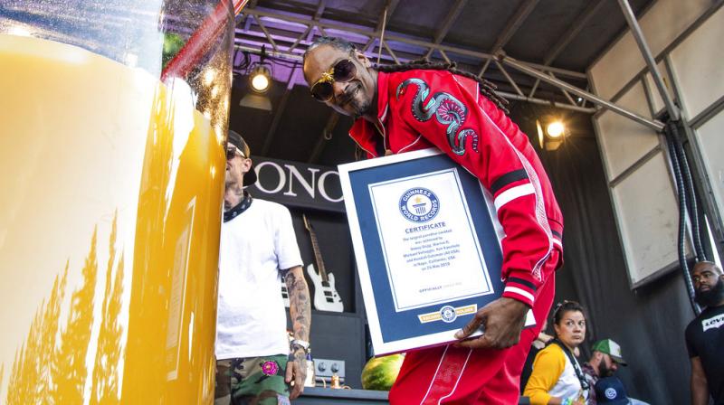 A representative from the Guinness organisation presented Snoop with his record certificate. (Photo: AP) A representative from the Guinness organisation presented Snoop with his record certificate. (Photo: AP)