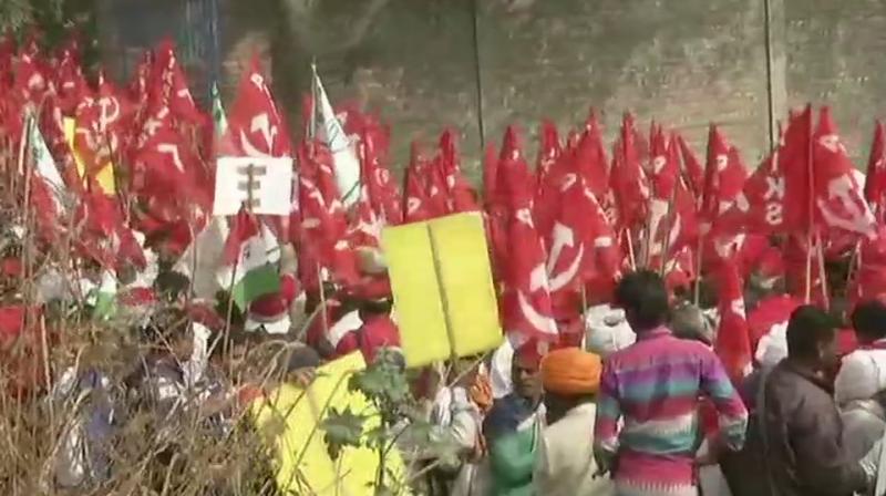 About 1,200 members of the National South Indian River Interlinking Agriculturalists Association reached the national capital in the early hours of Thursday, said their leader P Ayyakannu. (Photo: ANI | Twitter) About 1,200 members of the National South Indian River Interlinking Agriculturalists Association reached the national capital in the early hours of Thursday, said their leader P Ayyakannu. (Photo: ANI | Twitter)