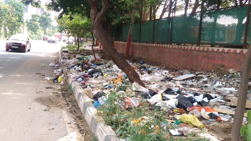 The footpath near the ASC Centre at Ejipura filled with garbage. (Photo:DC) The footpath near the ASC Centre at Ejipura filled with garbage. (Photo:DC)