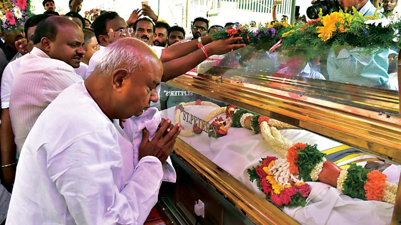 JD(S) supremo H.D. Deve Gowda and Chief Minister H.D. Kumaraswamy pay tribute to JD(S) worker K.G. Hanumantharayappa, who was killed in the serial blasts in Sri Lanka, during the last rites at Dasarahalli in Bengaluru on Wednesday (Photo: KPN) JD(S) supremo H.D. Deve Gowda and Chief Minister H.D. Kumaraswamy pay tribute to JD(S) worker K.G. Hanumantharayappa, who was killed in the serial blasts in Sri Lanka, during the last rites at Dasarahalli in Bengaluru on Wednesday (Photo: KPN)