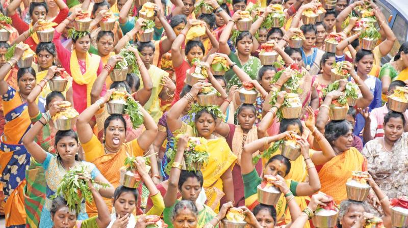Devotees carrying milk pots in Thulukanathamman temple in Triplicane. (Photo: DC) Devotees carrying milk pots in Thulukanathamman temple in Triplicane. (Photo: DC)