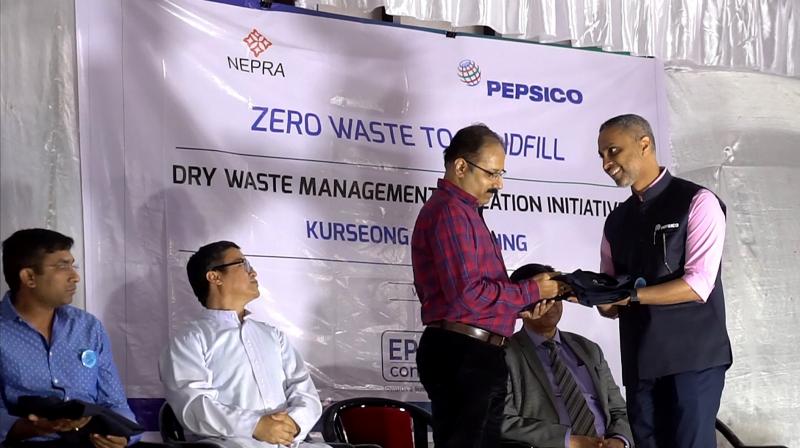 From right to left-Samir Pathak, Corporate Affairs Director- Sustainability, AMENA - PepsiCo felicitating Debashish Chattopadhyay, Sub Divisional Officer, Kurseong, Darjeeling District. (Photo: File) From right to left-Samir Pathak, Corporate Affairs Director- Sustainability, AMENA - PepsiCo felicitating Debashish Chattopadhyay, Sub Divisional Officer, Kurseong, Darjeeling District. (Photo: File)