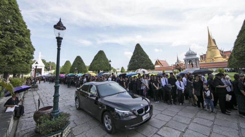A car drives past Thai mourners lined up for a bathing ceremony for Thai King Bhumibol Adulyadej at the Grand Palace in Bangkok, Thailand, Friday, October 14, 2016. (Photo: AFP) A car drives past Thai mourners lined up for a bathing ceremony for Thai King Bhumibol Adulyadej at the Grand Palace in Bangkok, Thailand, Friday, October 14, 2016. (Photo: AFP)