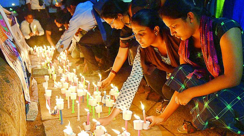 Citizens offer tributes to the martyred CRPF jawans of Pulwama terror attack, by lighting candles at Necklace Road on Saturday. Citizens offer tributes to the martyred CRPF jawans of Pulwama terror attack, by lighting candles at Necklace Road on Saturday.