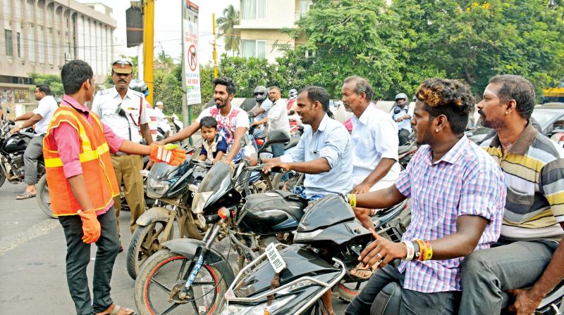 The 17-year-old boy is seen regulating traffic near Ega theatre traffic junction in Chennai on Saturday. (DC) The 17-year-old boy is seen regulating traffic near Ega theatre traffic junction in Chennai on Saturday. (DC)