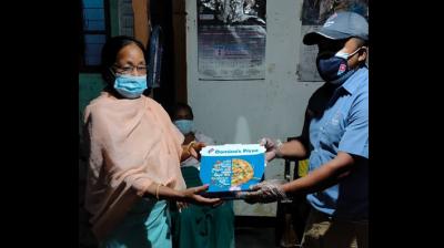 Free pizza being given to the family members of weightlifter Mirabai Chanu. (Photo: Twitter/@dominos_india)