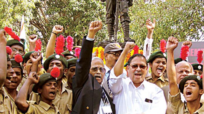 Former Lokayukta Santosh Hegde, NCC cadets and ex-servicemen pay tributes to martyrs of 26/11 terror attack, in Bengaluru on Saturday. (Photo: DC) Former Lokayukta Santosh Hegde, NCC cadets and ex-servicemen pay tributes to martyrs of 26/11 terror attack, in Bengaluru on Saturday. (Photo: DC)