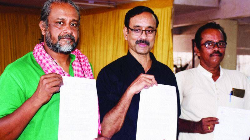 Activist Nityanand Jayaraman, Professor R. Murali, & Zoology professor Dinakaran release the IIT Hyderabad report on high mercury level in fish from Kodai lake (Photo: DC) Activist Nityanand Jayaraman, Professor R. Murali, & Zoology professor Dinakaran release the IIT Hyderabad report on high mercury level in fish from Kodai lake (Photo: DC)