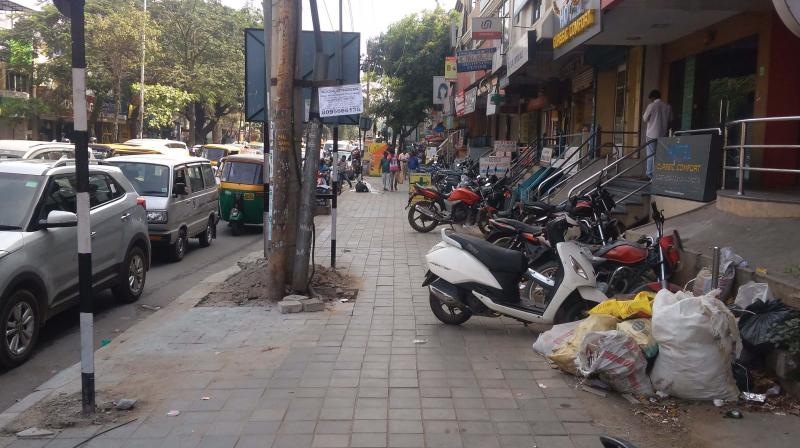 Vehicles parked on a footpath at Sarakki Junction (Photo: DC) Vehicles parked on a footpath at Sarakki Junction (Photo: DC)