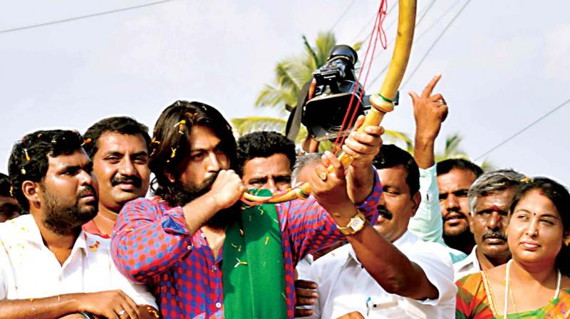 Actors Darshan (top) and Yash campaign for independent candidate Sumalatha Ambareesh in Mandya on Tuesday Actors Darshan (top) and Yash campaign for independent candidate Sumalatha Ambareesh in Mandya on Tuesday