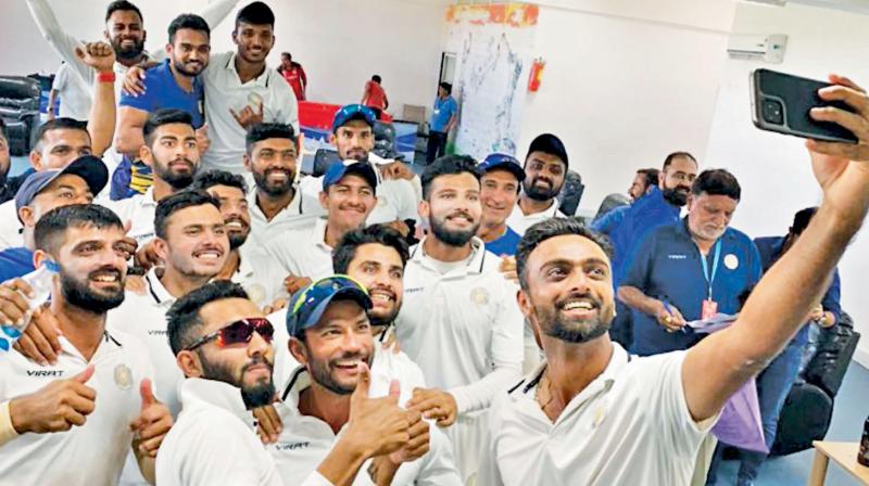 Jaydev Unadkat (right) takes a selfie with his Saurashtra teammates. DC Photo