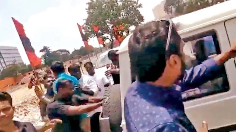 Enraged MDMK cadres attack corporation assistant engineer Varadaraj and his co-workers in Saidapet on Monday. Enraged MDMK cadres attack corporation assistant engineer Varadaraj and his co-workers in Saidapet on Monday.