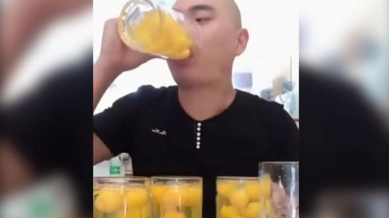 Man gulps down raw eggs in less that 20 seconds. (Photo: Facebook / UNILAD) Man gulps down raw eggs in less that 20 seconds. (Photo: Facebook / UNILAD)