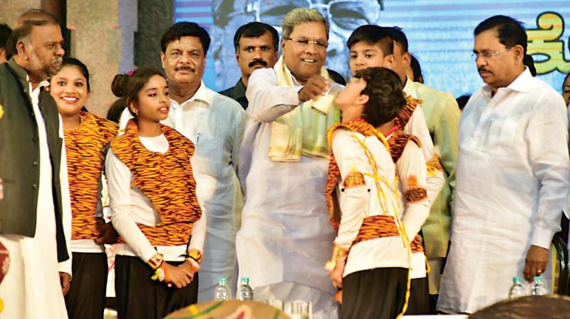 CM Siddaramaiah with beneficiaries of Kshira Bhagya scheme during ‘Kotta Maathu, Ditta Saadhane’ programme in Mysuru on Saturday. (Photo: KPN ) CM Siddaramaiah with beneficiaries of Kshira Bhagya scheme during ‘Kotta Maathu, Ditta Saadhane’ programme in Mysuru on Saturday. (Photo: KPN )