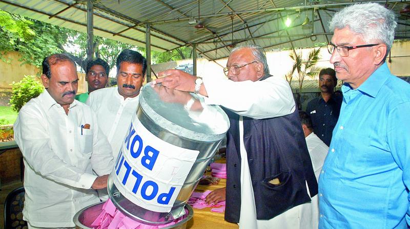 Congress former MP V. Hanumantha Rao empties the ballot box for counting of votes at the Press Club on Wednesday for a poll he conducted over the shifting the Secretariat. (Photo:DC) Congress former MP V. Hanumantha Rao empties the ballot box for counting of votes at the Press Club on Wednesday for a poll he conducted over the shifting the Secretariat. (Photo:DC)