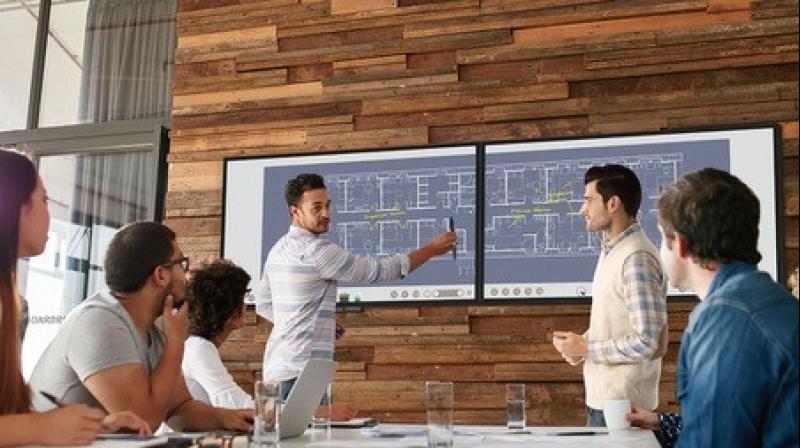 The greater flexibility in horizontal or vertical view makes it perfect for retailing space or meeting room display. The greater flexibility in horizontal or vertical view makes it perfect for retailing space or meeting room display.