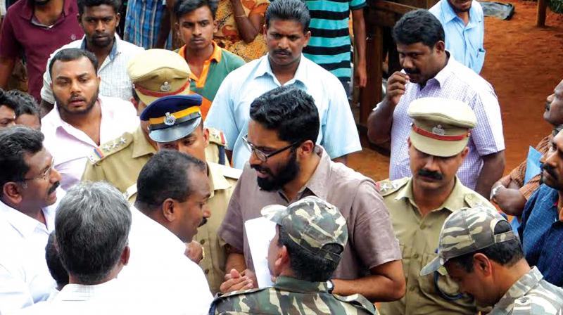 CPM leaders argue with Devikulam Sub-Collector Sriram Venkitaraman as he tries to lead a team of revenue officials to evict an encroached land behind the PWD guest house at Devikulam in Munnar on Wednesday. ( Photo: DC) CPM leaders argue with Devikulam Sub-Collector Sriram Venkitaraman as he tries to lead a team of revenue officials to evict an encroached land behind the PWD guest house at Devikulam in Munnar on Wednesday. ( Photo: DC)
