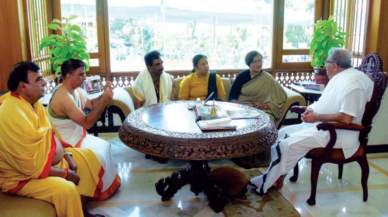 Mandya Independent candidate Sumalatha Ambareesh in conversation with Dr D Veerendra Heggade at Dharmasthala near Belthangady on Monday. (Image: KPN) Mandya Independent candidate Sumalatha Ambareesh in conversation with Dr D Veerendra Heggade at Dharmasthala near Belthangady on Monday. (Image: KPN)
