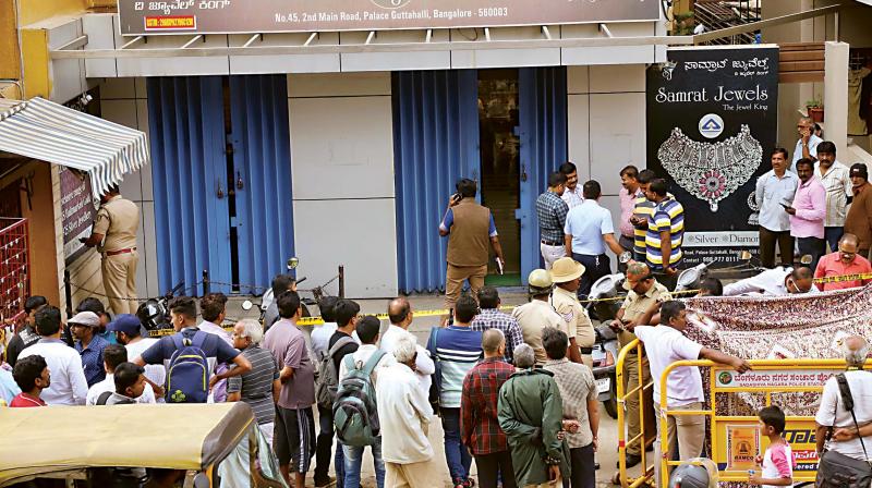Police investigating the crime scene at a jewellery store in Vyalikaval on Wednesday (Photo: DC) Police investigating the crime scene at a jewellery store in Vyalikaval on Wednesday (Photo: DC)