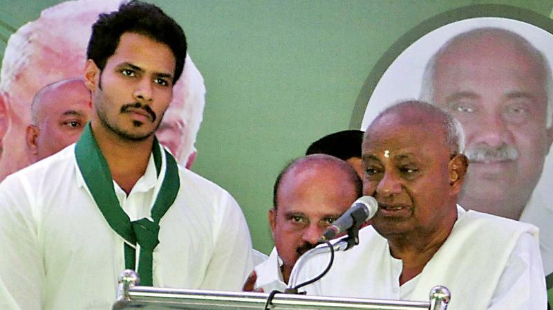 JD(S) supremo H.D. Deve Gowda with his grandson Nikhil in Mandya on Thursday. (Photo: KPN) JD(S) supremo H.D. Deve Gowda with his grandson Nikhil in Mandya on Thursday. (Photo: KPN)